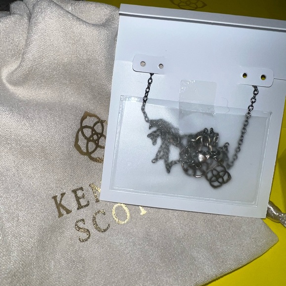 KENDRA SCOTT - ELISA GUNMETAL PENDANT NECKLACE IN SLATE CAT'S EYE - Picture 4 of 5